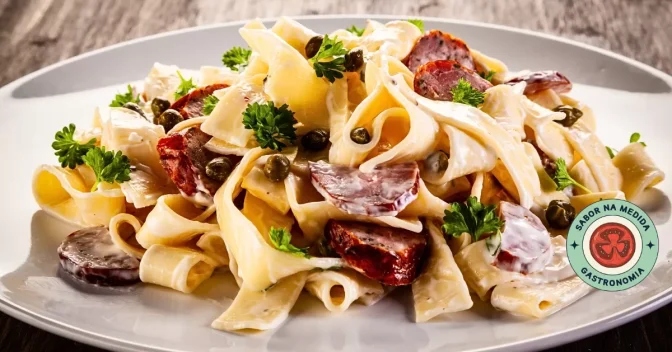 Receitas: Receita de Macarrão com Linguiça Toscana e Creme de Leite