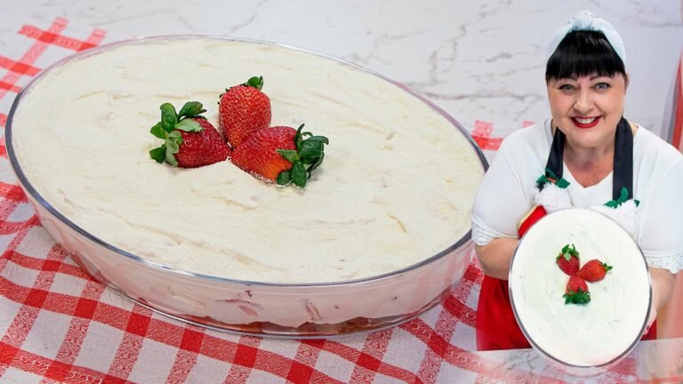 Torta Gelada de Leite Ninho com Morango na Travessa: Sobremesa Fácil de Natal