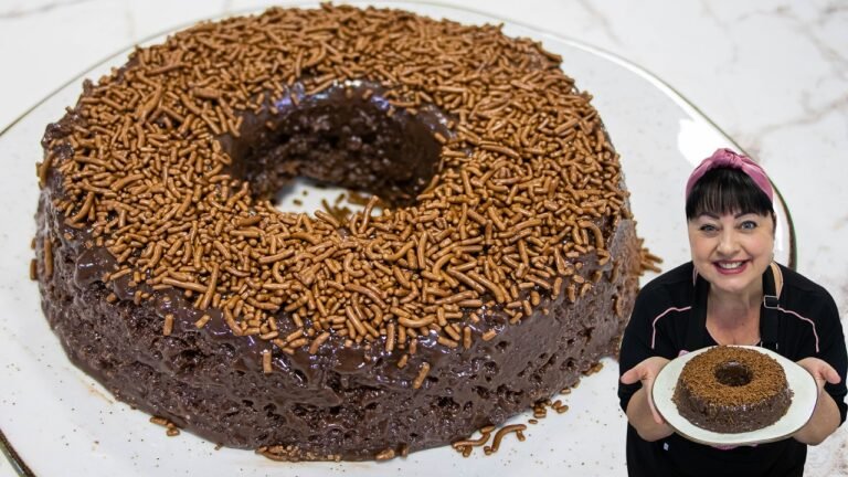Como Fazer Bolo de Chocolate de Micro-ondas com Cobertura de Brigadeiro em 7 Minutos
