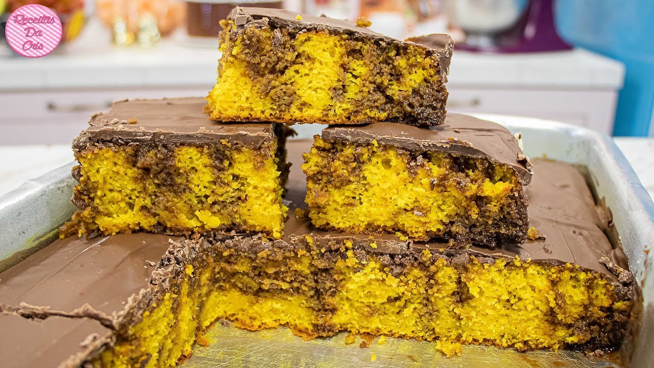 Como Fazer Bolo de Cenoura Molhadinho com Calda de Chocolate e Cobertura Crocante 