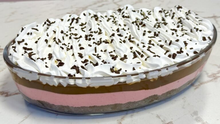 Sobremesa Napolitana Cremosa com Bolo de Chocolate, Morango e Ganache