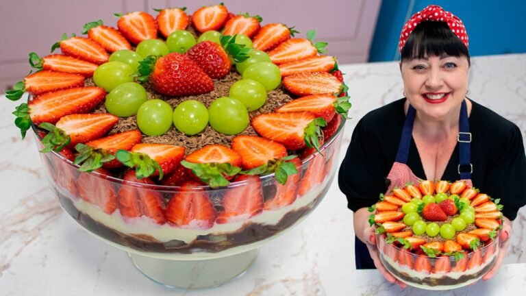 Sobremesa Natalina com Creme de Morango, Uva e Chocolate: Receita Linda e Cremosa para o Natal