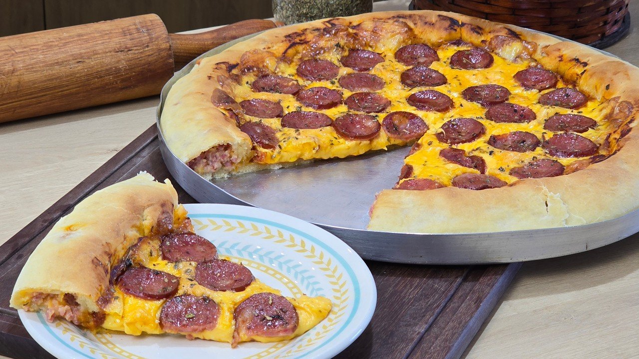 Pizza de Calabresa com Borda Recheada Fácil e Sem Sova 