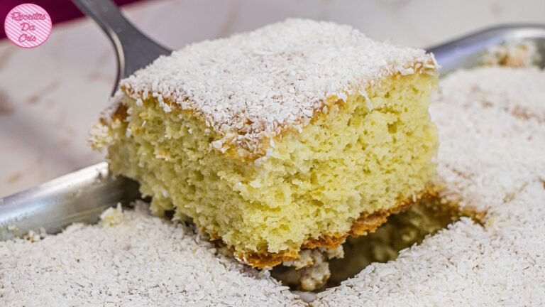 Como Fazer Bolo de Coco Cremoso com Cobertura Sem Fogo e Massa Fofinha