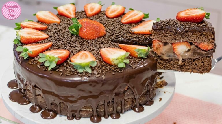 Como Fazer Bolo de Chocolate com Recheio de Brigadeiro e Morangos Fácil e Rápido