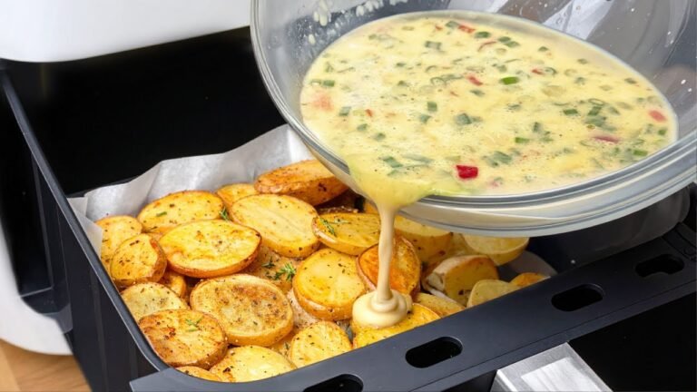 Batata Crocante na Airfryer com Ovo, Legumes e Queijo Gratinado