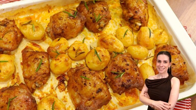 Como Fazer Sobrecoxa de Frango Assada no Forno com Pele Crocante e Batatas