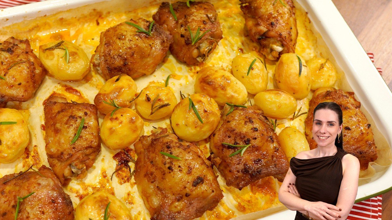 Como Fazer Sobrecoxa de Frango Assada no Forno com Pele Crocante e Batatas 