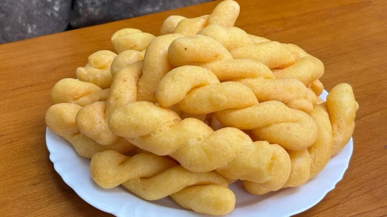 Bolinho Caipira de Fubá com Queijo e Ovo