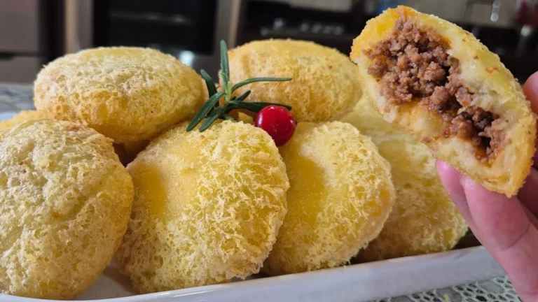 Bolinho de Mandioca Recheado com Carne Moída