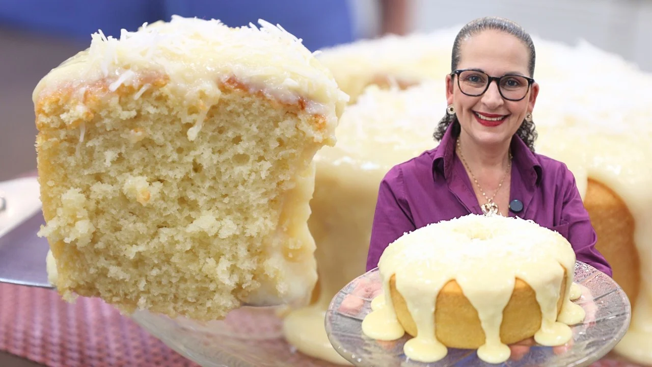 Bolo de Coco Fofinho com Cobertura Cremosa 