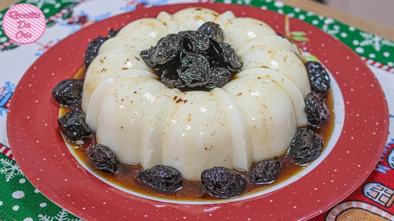 Manjar de Coco com Calda de Ameixa: Sobremesa Clássica de Natal