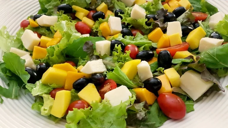 Salada Tropical para as Festas: Folhas, Frutas e Molho Leve
